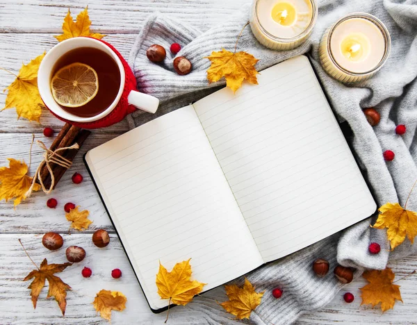 Herfst Flatlay Houten Achtergrond Met Een Notebook Kopje Thee Gevallen — Stockfoto