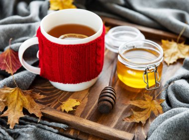  fincan çay ve bir ahşap zemin üzerine düşen kuru sarı yapraklar