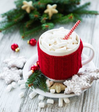 sıcak çikolata şekerleme ve zencefilli kurabiye eski bir ahşap tablo