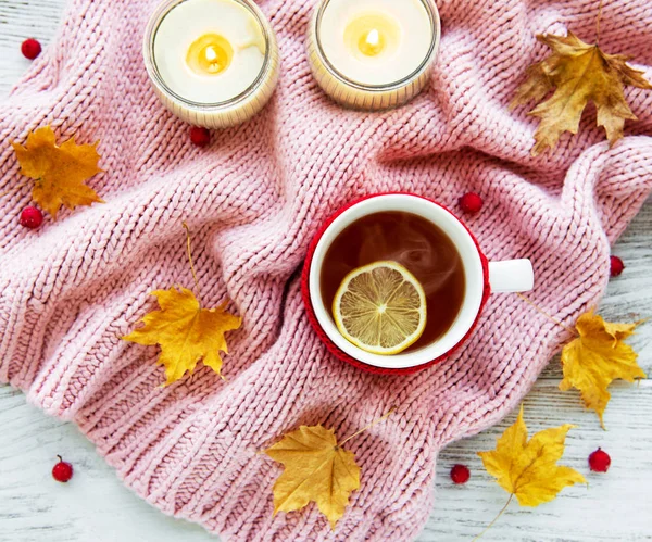 ahşap zemin ile bir fincan çay ve kuru düşen sarı yapraklar üzerinde sonbahar flatlay 