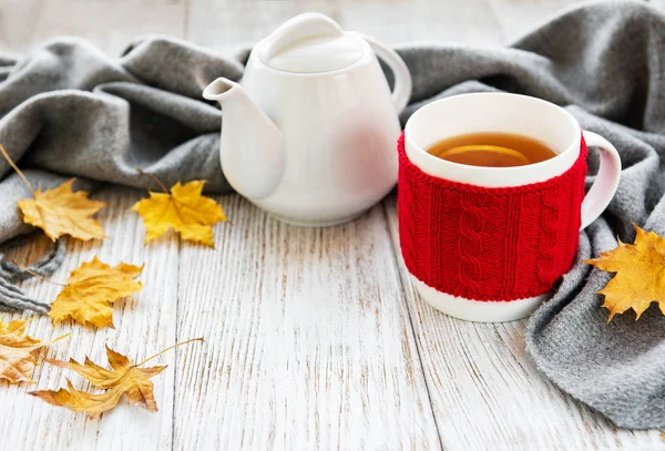 Tasse Tee Und Abgefallene Trockene Gelbe Blätter Auf Einem Hölzernen — Stockfoto