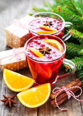 Bardak portakal ve baharat ile sıcak mulled şarap