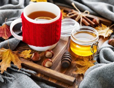  fincan çay ve bir ahşap zemin üzerine düşen kuru sarı yapraklar