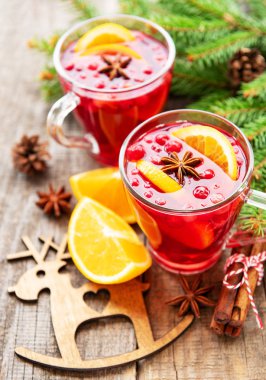 Bardak portakal ve baharat ile sıcak mulled şarap