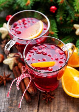 Bardak portakal ve baharat ile sıcak mulled şarap