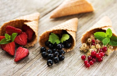 dondurma koni ahşap arka plan üzerinde çilek ile