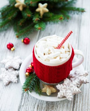 sıcak çikolata şekerleme ve zencefilli kurabiye eski bir ahşap tablo