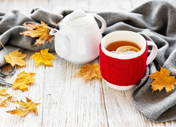 Tasse Tee Und Abgefallene Trockene Gelbe Blätter Auf Einem Hölzernen — Stockfoto