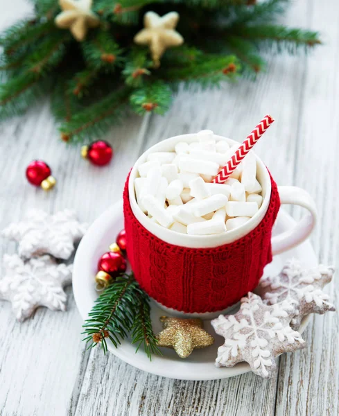 sıcak çikolata şekerleme ve zencefilli kurabiye eski bir ahşap tablo