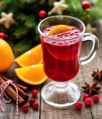 Portakal ve baharat ile sıcak mulled şarap