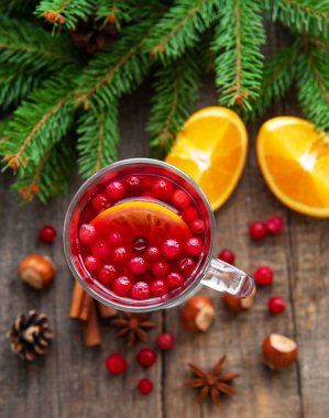 Portakal ve baharat ile sıcak mulled şarap