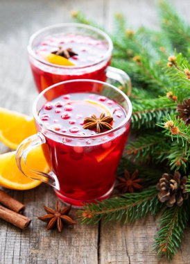 Bardak portakal ve baharat ile sıcak mulled şarap