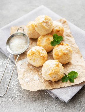 Tatlı Hindistan cevizi çerezleri bir beton zemin üzerine