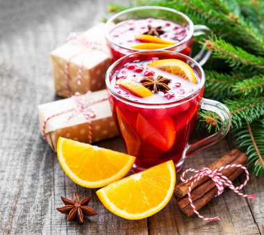 Bardak portakal ve baharat ile sıcak mulled şarap