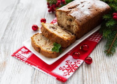 geleneksel ev yapımı stollen kurutulmuş meyve ve fındık ile