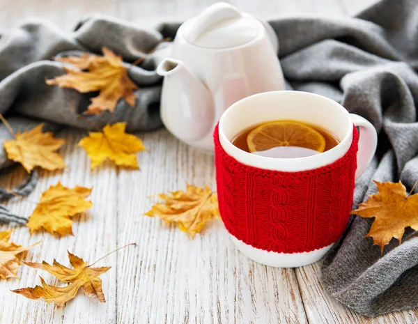 Taza Hojas Amarillas Secas Sobre Fondo Madera — Foto de Stock