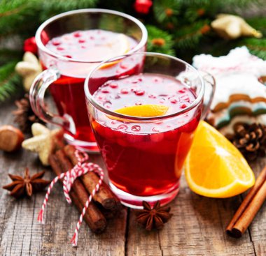 Bardak portakal ve baharat ile sıcak mulled şarap