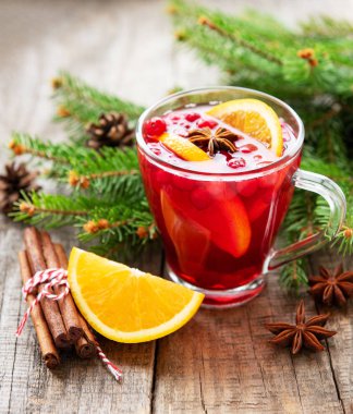 Portakal ve baharat ile sıcak mulled şarap