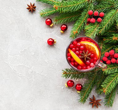 Portakal ve baharat ile sıcak mulled şarap