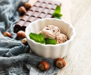 Çikolatalı dondurma eski ahşap zemin ile kase