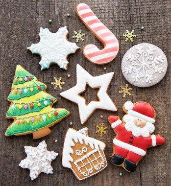 Noel ev yapımı gingerbread çerezleri üzerinde eski bir ahşap masa