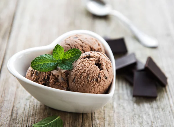 Ciotola Con Gelato Cioccolato Vecchio Sfondo Legno — Foto Stock