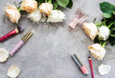 Gül ve kozmetik - daire taş bir arka plan üzerinde yatıyordu