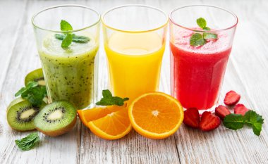 Sağlıklı meyve smoothies ve eski ahşap bir masa üzerine taze meyve