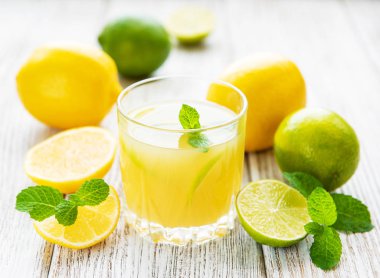 Eski ahşap bir masa üzerinde taze limon suyu ile cam