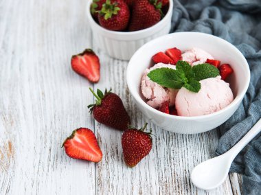 Eski ahşap arka plan üzerinde çilekli dondurma