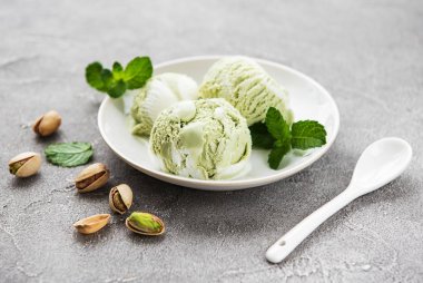 Fıstıklı dondurma ve nane ile taş zemin üzerine Antep fıstığı