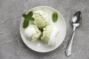 Fıstıklı dondurma ve nane ile taş zemin üzerine Antep fıstığı