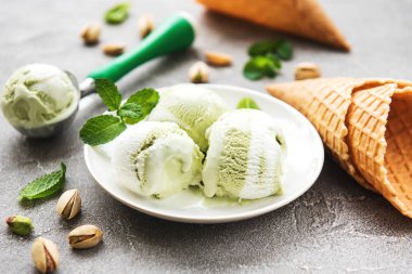 Fıstıklı dondurma ve nane ile taş zemin üzerine Antep fıstığı