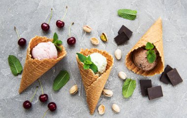 farklı renk ve lezzetleri kiraz, çikolata ve fıstık ile dondurma kepçe kümesi
