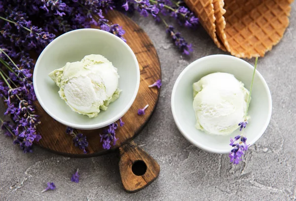 アイスクリームと石の背景にラベンダー花 — ストック写真
