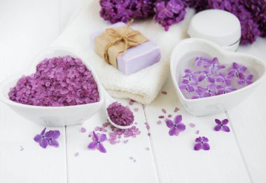 Eflatun çiçekler ve masaj tuz Beyaz ahşap zemin üzerinde doğal sabun