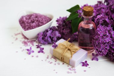 Esans eski bir ahşap zemin üzerine eflatun çiçekli