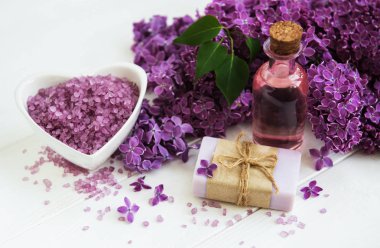 Esans eski bir ahşap zemin üzerine eflatun çiçekli