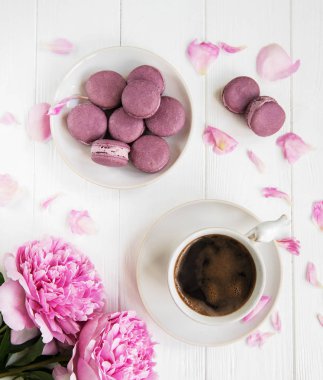 Kahve ve macarons pembe şakayık