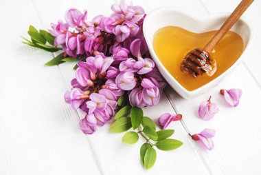 ile akasya çiçekleri ahşap arka plan üzerinde tatlım