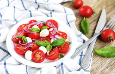 Kiraz domates ve mozzarella ile İtalyan caprese salatası