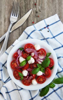 Kiraz domates ve mozzarella ile İtalyan caprese salatası