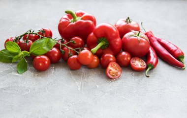 Bir beton zemin üzerine taze kırmızı sebze