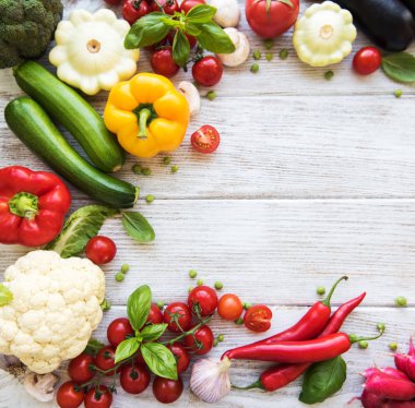 eski ahşap bir masa üzerinde farklı çiğ sebze