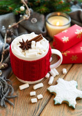 Marşmelovlu sıcak çikolata ve zencefilli kurabiye