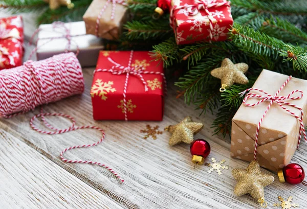 Sfondo di Natale con decorazioni e scatole regalo — Foto Stock