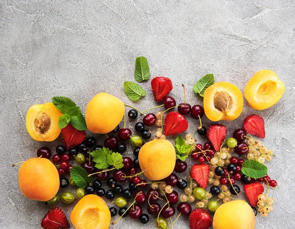 Frutas Frescas Verano Sobre Una Mesa Hormigón — Foto de Stock