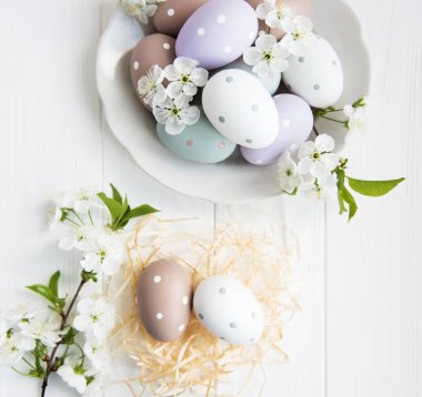 Paskalya yumurtaları ve Bahar çiçeği ile plaka 