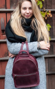 bir deri sırt çantası ile güzel beyaz kız