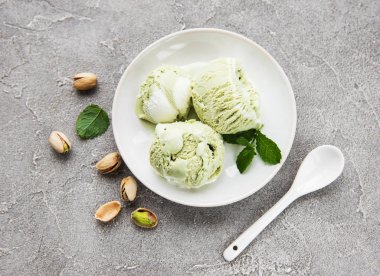 Fıstıklı dondurma ve nane ile taş zemin üzerine Antep fıstığı